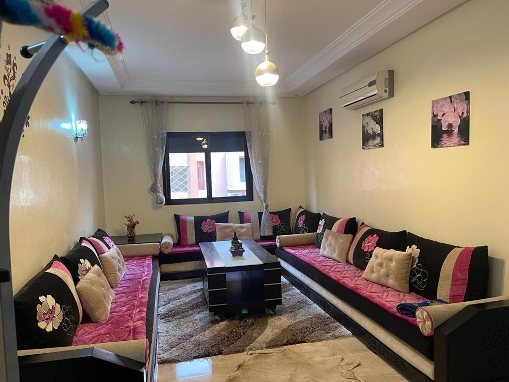 Magnifique Appartement Spacieux Confort Propre Familial 2 Chambres Salon Et Salle A Manger A 20Mn A Pied De Place Jemaa El Fina 4 Piscines Dans Espace De Golf A 12 Mn En Voitures L Entree Est Gratuit Pour La Clientele Ouvert Entre 10H Et 20H Marrakesh Luaran gambar