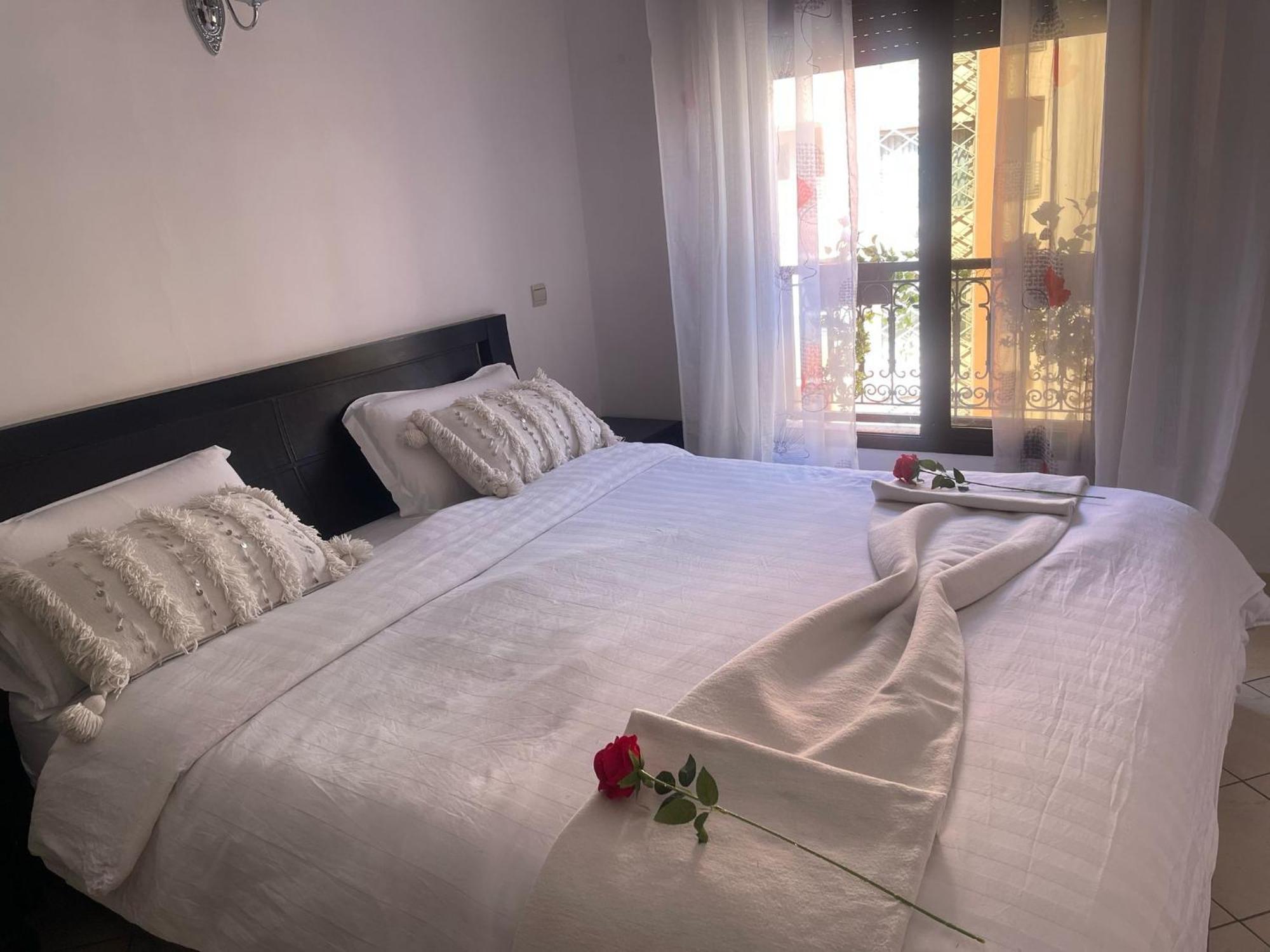 Magnifique Appartement Spacieux Confort Propre Familial 2 Chambres Salon Et Salle A Manger A 20Mn A Pied De Place Jemaa El Fina 4 Piscines Dans Espace De Golf A 12 Mn En Voitures L Entree Est Gratuit Pour La Clientele Ouvert Entre 10H Et 20H Marrakesh Luaran gambar