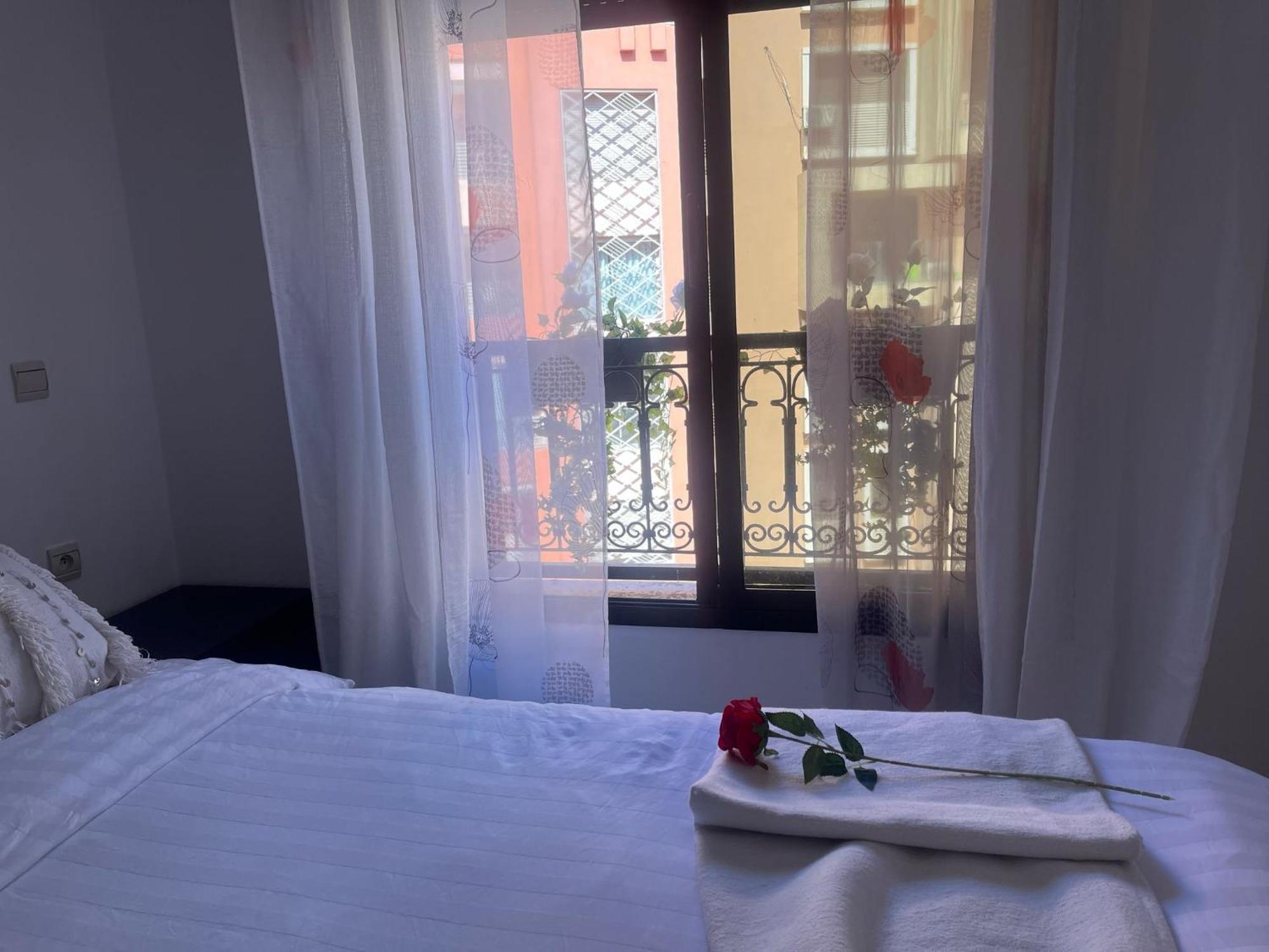 Magnifique Appartement Spacieux Confort Propre Familial 2 Chambres Salon Et Salle A Manger A 20Mn A Pied De Place Jemaa El Fina 4 Piscines Dans Espace De Golf A 12 Mn En Voitures L Entree Est Gratuit Pour La Clientele Ouvert Entre 10H Et 20H Marrakesh Luaran gambar